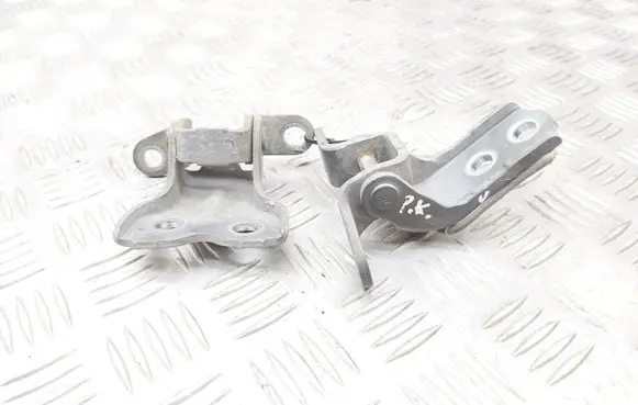 Toyota Avensis T250 Front door upper hinge
