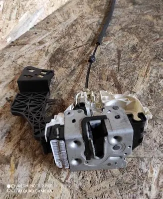Chrysler 200 Front door lock P04589693AD