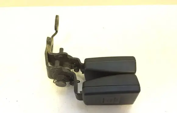 Middle seatbelt buckle (rear)