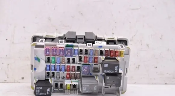 Opel Insignia B Fuse module 33172518