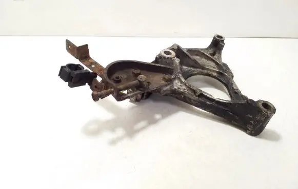 Nissan X-Trail T30 Engine mounting bracket
