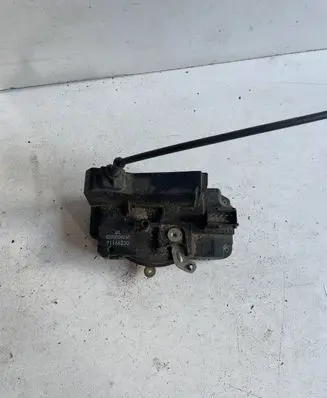 Renault Trafic II (X83) Front door lock 8200008260