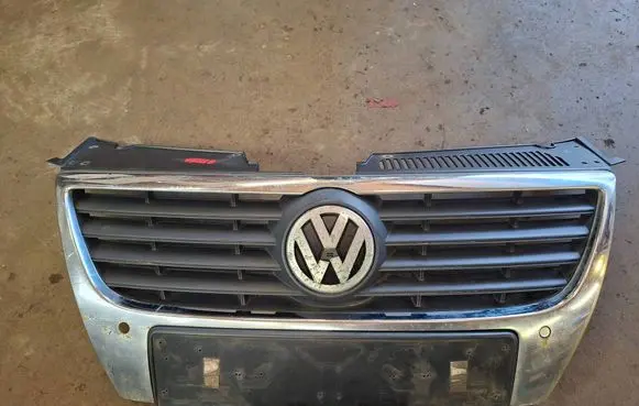 Volkswagen PASSAT B6 Front bumper upper radiator grill 3C0853651B