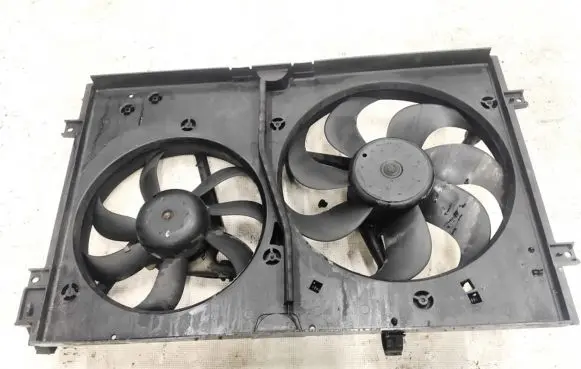Radiator cooling fan shroud