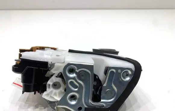 Suzuki Swift IV Front door lock 