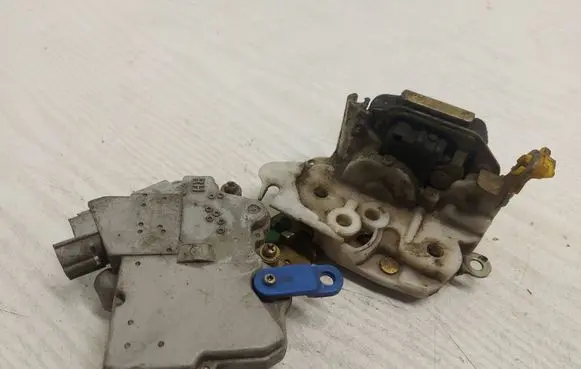 Nissan Terrano Front door lock