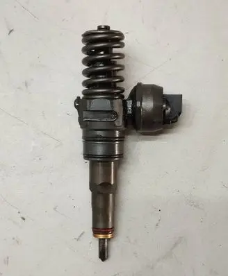 Skoda Fabia Mk1 (6Y) Fuel injector 038130073AJ