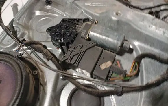 Volkswagen PASSAT B5 Rear door window regulator motor 