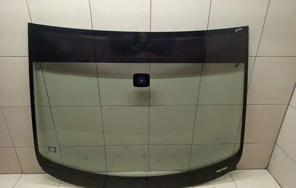 Volkswagen Golf Plus Front windscreen/windshield window 43R001051