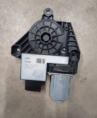BMW X3 G01 Front door window regulator motor 7457249