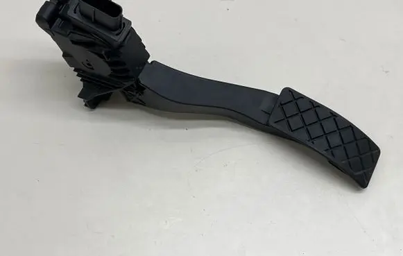 Accelerator throttle pedal