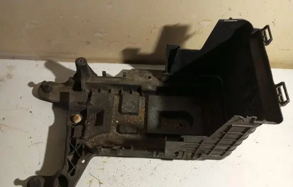 Volkswagen PASSAT B6 Battery box tray 1K0915333C