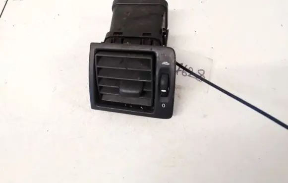 Volvo S40 Dash center air vent grill y01103