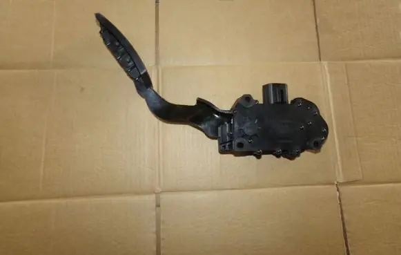 Nissan Quest Accelerator throttle pedal 18002CK005