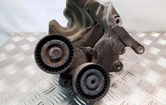 Hyundai Santa Fe Generator/alternator bracket 