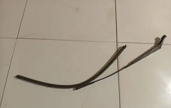 Opel Zafira B Front wiper blade arm 13145563
