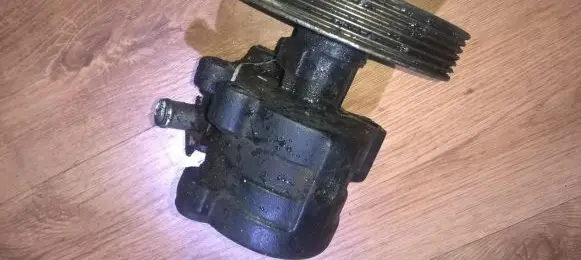 Renault 19 Power steering pump 7846075
