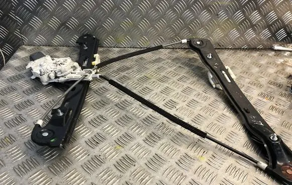 BMW 1 E81 E87 Front door electric window regulator 7067795