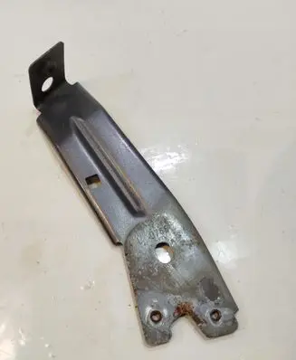 Maserati Ghibli Fender mounting bracket D768