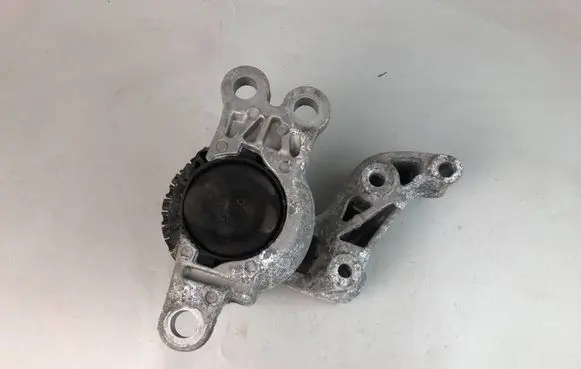 Nissan X-Trail T32 Engine mount bracket