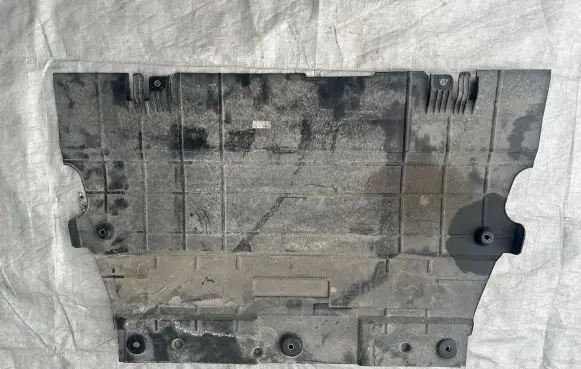 Fiat 500E Engine splash shield/under tray