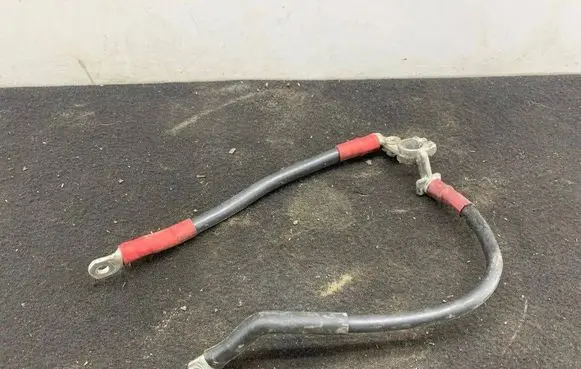 Volkswagen Touran I Positive cable (battery) 