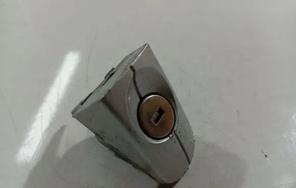 Ford Grand C-MAX Front door lock (next to the handle) 