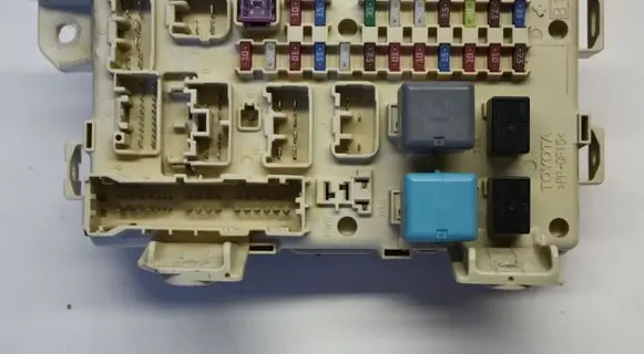 Toyota Avensis Verso Fuse module 8922144040