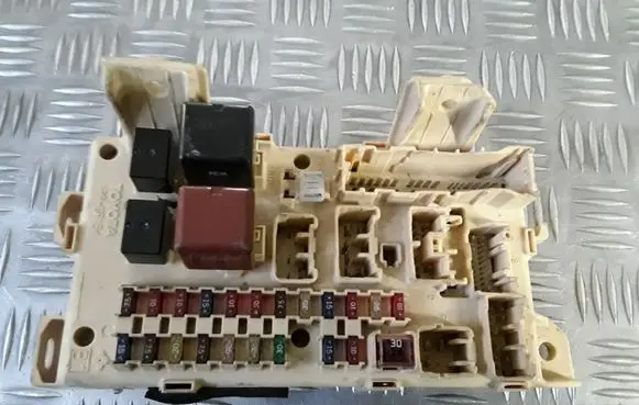 Toyota Avensis Verso Fuse module 8922144040