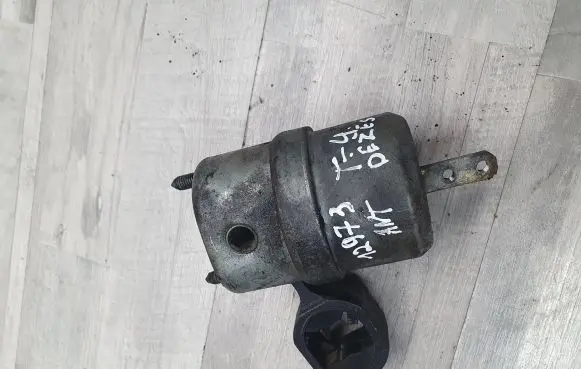 Engine mount bracket