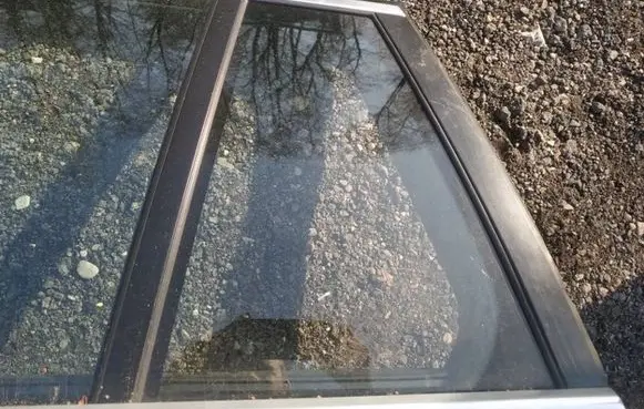 Rear vent window glass