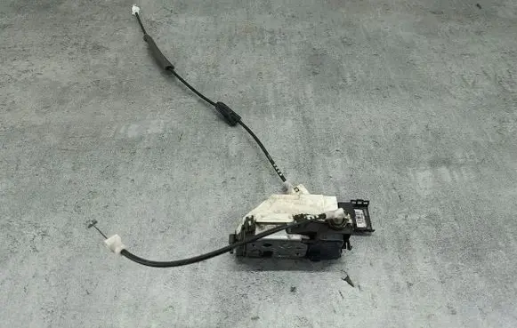 Peugeot 308 Front door lock 567147