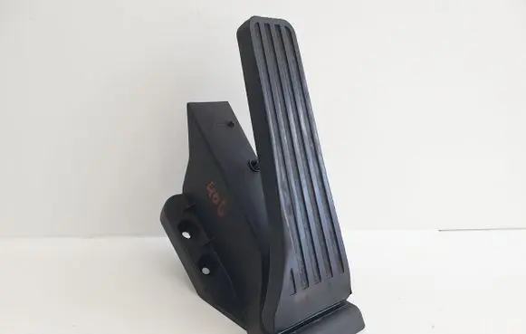 Mercedes-Benz E W212 Accelerator throttle pedal A2043000082 A2043000004 91793900