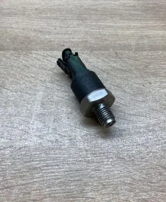 BMW 5 E39 Fuel pressure sensor 0281002405