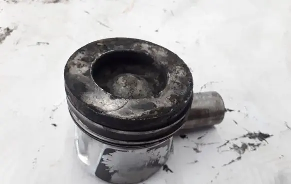Piston with connecting rod