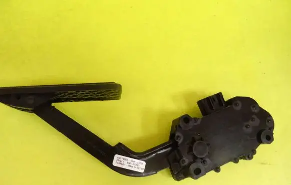 Chrysler Voyager Accelerator throttle pedal 04861650AB