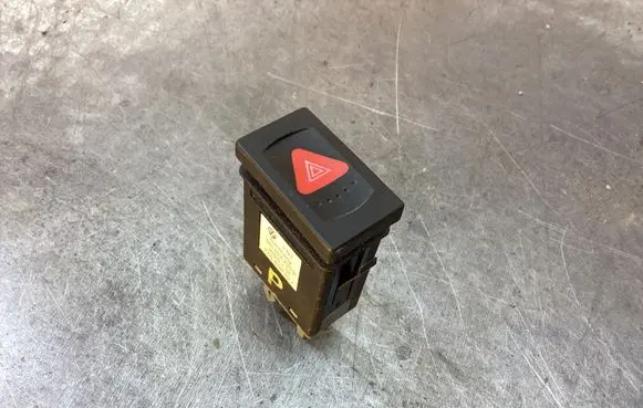 Volkswagen PASSAT B5 Hazard light switch 3B0953235B