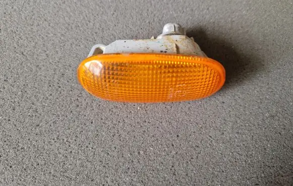 Front fender indicator light