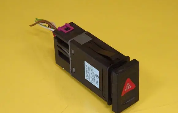 Volkswagen PASSAT B5.5 Hazard light switch 3B0953235D