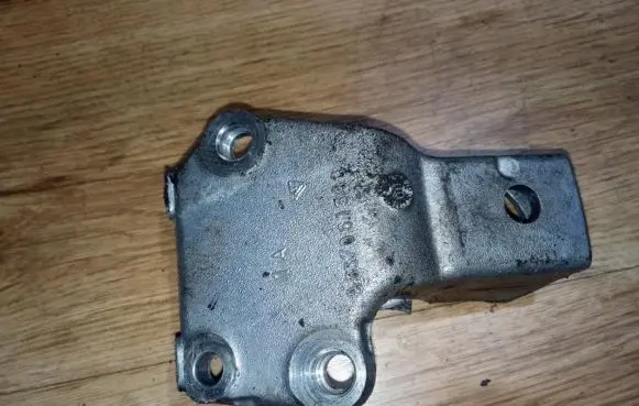 Citroen C4 I Engine mounting bracket 9637061380