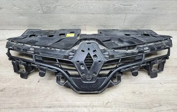 Renault Clio IV Front bumper upper radiator grill 622563184R