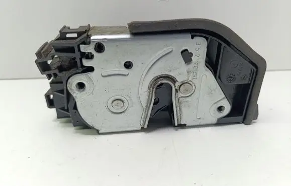 BMW 1 F20 F21 Front door lock 7202145