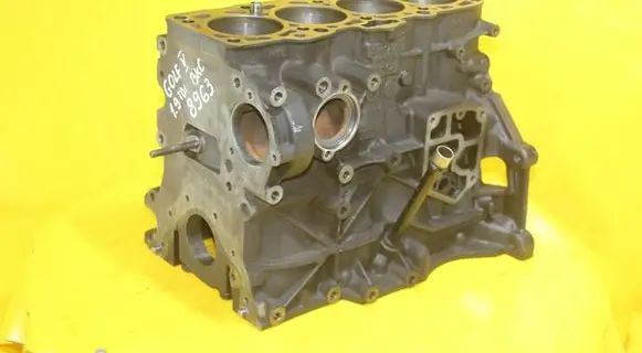 Volkswagen Golf V Engine block 038103021AT
