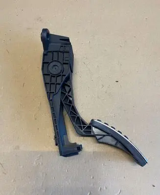 Mercedes-Benz ML W164 Accelerator throttle pedal A1643000104