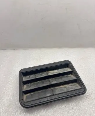 Quarter panel pressure vent