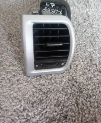 Skoda Fabia Mk2 (5J) Dash center air vent grill 5j0819701