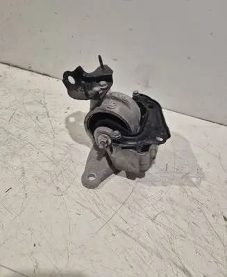 Toyota RAV 4 (XA50) Engine mount bracket