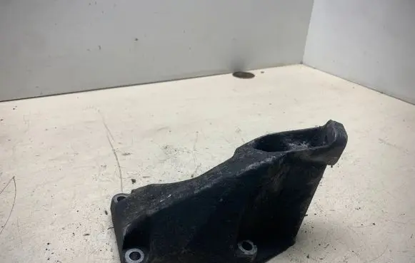 Volkswagen PASSAT B5.5 Engine mounting bracket