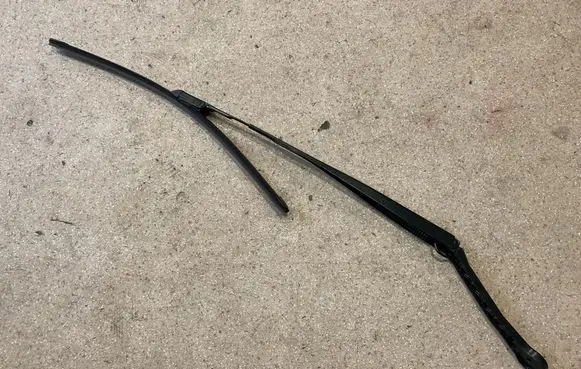 Front wiper blade arm