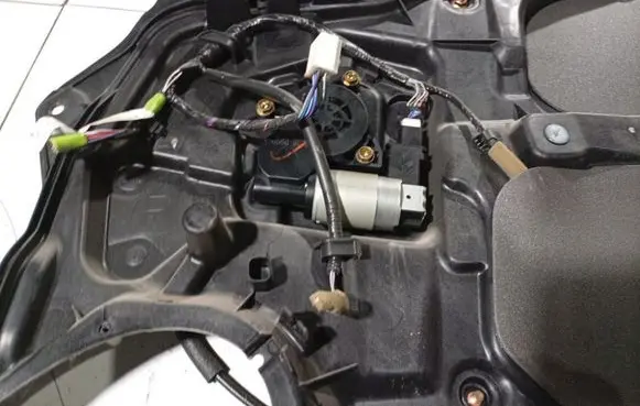 Mazda 3 I Rear door window regulator motor 
